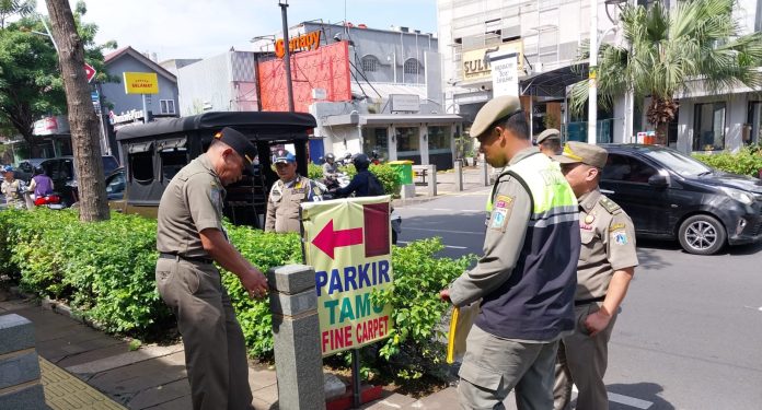 Satpol PP menggelar bulan tertib trotoar di Jalan Kemang Raya, Jakarta Selatan, Selasa (5/3/2024). Sebanyak 2o PKL dan 18 kendaraan roda dua ditindak petugas karena mengokupasi fasilitas pejalan kaki.