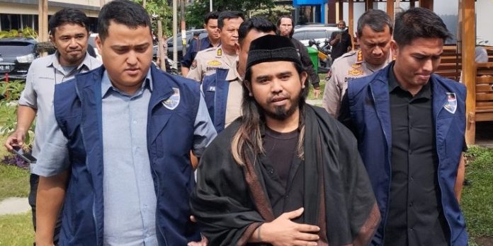 Polda Jawa Timur menetapkan Gus Samsudin sebagai tersangka kasus konten video pengajian yang memperbelohkan jemaah tukar pasangan.