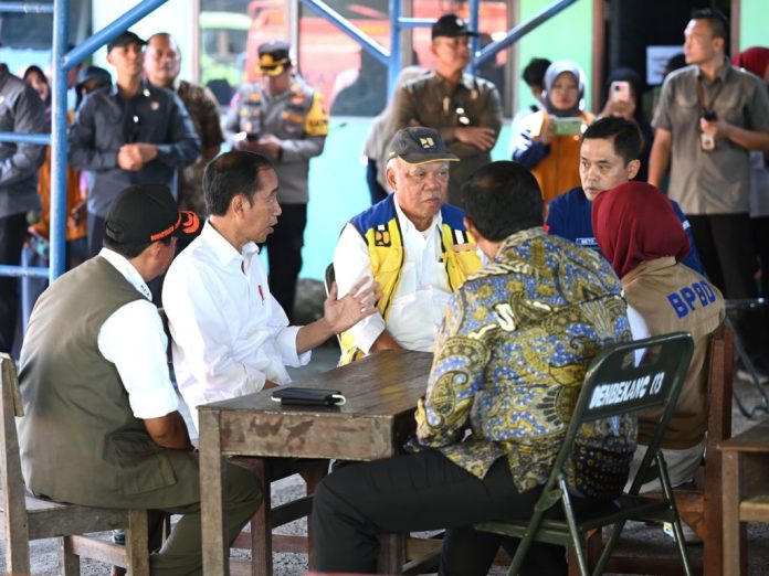 Presiden Jokowi saat mengunjungi lokasi banjir di Kabupaten Demak, Jawa Tengah, Jumat (22/3/3034).