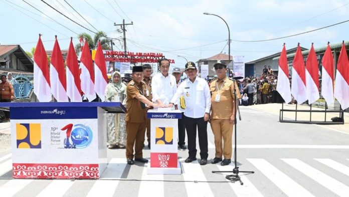 Presiden Jokowi saat meresmikan jalan daerah di Sumut, Kamis (14/3/2023).