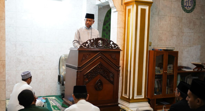 Wali Kota Jaksel Munjirin saat taraweh keliling (taarling di Masjid Ash-shalihien, Kelurahan Manggarai, Tebet, Jakarta Selatan, Jumat (22/3/2024) malam.