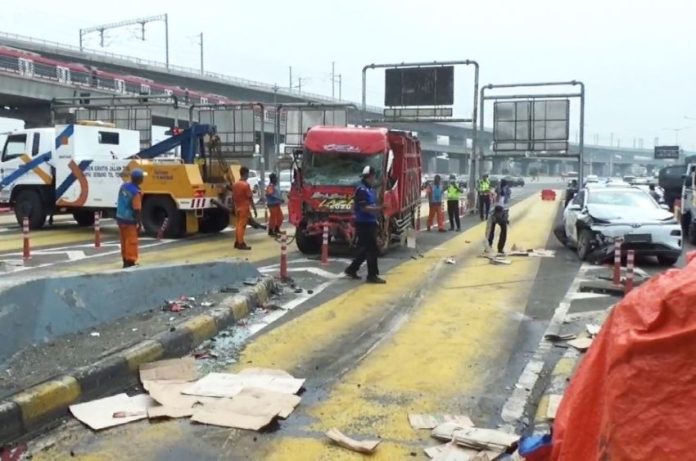 Polisi telah menetapkan sopir truk yang menjadi biang kerok kecelakaan beruntun di GT Halim Utama sebagai tersangka.