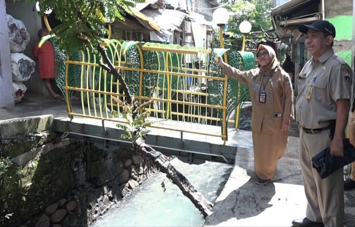 Kepala Suku Dinas Perumahan dan Kawasan Permukiman Jakarta Selatan Imam Bahri meninjau jembatan antar kampung di Kelurahan Bangka, Mampang Prapatan, Rabu (6/3/2024).