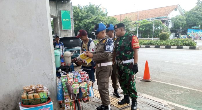 Petugas menertibkan PKLdi kawasan Kebayoran Baru, Jaksel pada hari kedua bulan tertib trotoar, kemarin (6/3/2023).