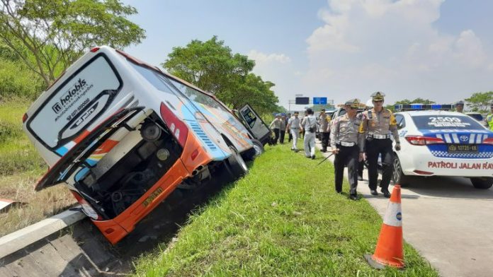 Polisi tak menemukan jejak rem di lokasi kecelakaan maut bus Roasilia Indah di KM 370 ruas Tol Batang-Semarang, Jawa Tengah, Kamis (11/4/2024).