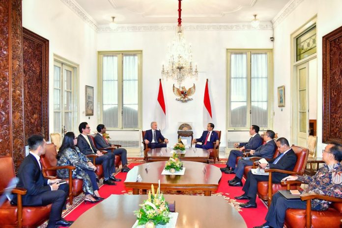 Presiden Jokowi dan Tony Blair menerima kedatangan mantan PM Inggris Tony Blair di Istana Negara, Kamis (18/4/2024).