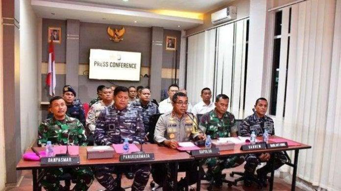 Para petinggi TNI AL dan Polda Papua Barat menggelar jumpa pers bersama usai perkelahian oknum anggota TNI dan polisi di Pelabuhan Sorong pada Minggu (14/4/2024)