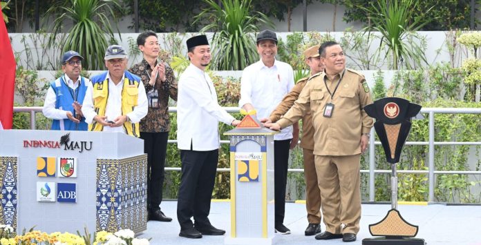 Presiden Jokowi meresmikan SPALDT Bambu Kuning di Pekanbaru, Riau, Jumat (31/5/2025).