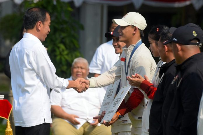 Presiden Jokowi memberikan bonus kepada atltet dan pelatih peraih medali emas Olimpiade 2024. di Istana Negara, Jakarta, Kamis (15/8/2024).