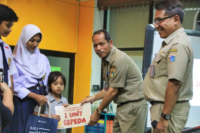 Askesra Jakarta Selatan Sayid Ali didampingi Kepala Suku Dinas Perpustakaan dan Kearsipan JakselJohnny Sotar menyerahkan hadiah dan penghargaan kepada peserta Baca Jakarta, Senin (20/8/2024).