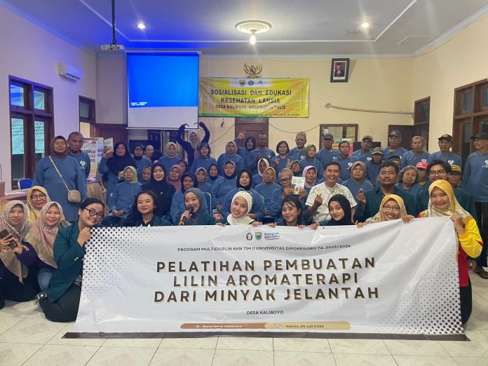 Mahasiswa Undip Semarang memberikan pelatihan cara mengolah limbah minyak jelantah jadi lilin aromaterapi kepada warga saat KKN di Desa Kaliboyo, Kabupaten Batang, Jawa Tengah.