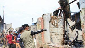 Wali Kota Jaksel Munjirin saat meninjau sisa bangunan rumah yang hangus terbakar di Manggarai, Jaksel, Sabtu (17/8/2024). 