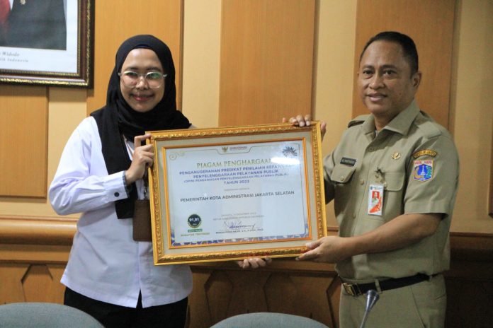 Sekretaris Kota Jaksel Ali Murdthado saat menerima penghargaan kepatuhan pelayanan publik dari Ombudsman RI di Kantor Wali Kota Jaksel, Senin (19/8/2024).