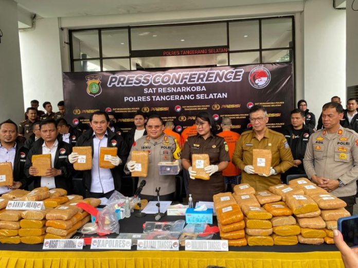 Polres Tangerang Selatan mengamankan 140 kilogram ganja siap edar dari jaringan Sumatera-Jawa.