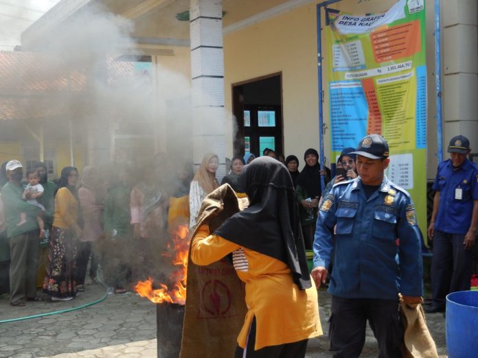 Mahasiswa KKN Undip Semarang bersama Dinas Damkar Kabupaten Batang memberikan pelatihan cara menjinkkan si jago merah kepada warga Desa Kaliboyo, Batang, Jawa Tengah.