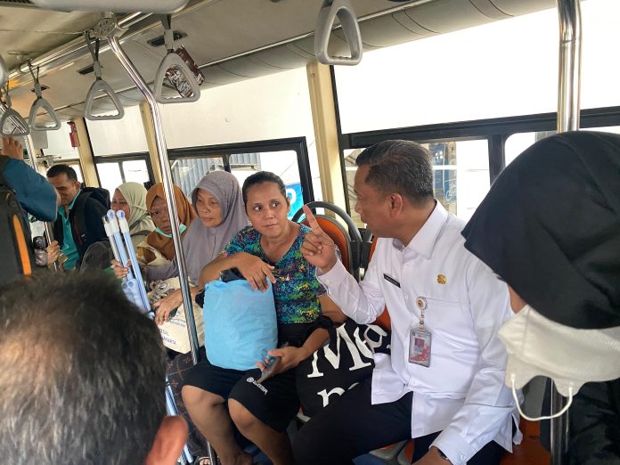 Wali Kota Jakarta Selatan ikut mengantarkan warga korban kebakaran Manggarai menggunakan bus sekolah ke Rusun Pasar Rumput, Jakarta Selatan.