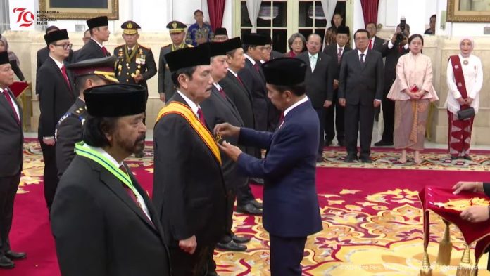 Presiden Jokowi menganugerahkan Tanda Kehormatan bagi 64 tokoh di Istana Negara, Kamis (14/8/2024).