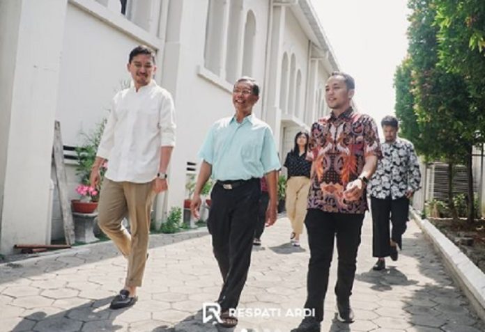 Respati Ardi bersama Gusti Bhre Sudjiwo saat bersilaturahmi dengan Romo Walterus Teguh Santosa, Kepala Gereja Katolik Santo Antonius Purbayan.