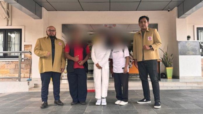 Kuasa Hukum dari Posbakum IKADIN bersama keluarg dan anak korban penculikan di Kalideres, Jakarta Barat.