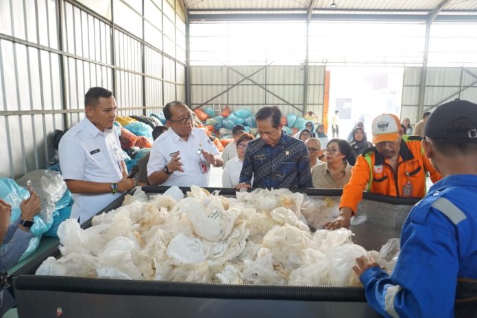 Hanif Faisol Nurofiq mengunjungi tempat pengolahan sampah Jakarta Recycle Center (JRC), di Kecamatan Pesanggrahan, Jakarta Selatan, Rabu (30/10/2024).