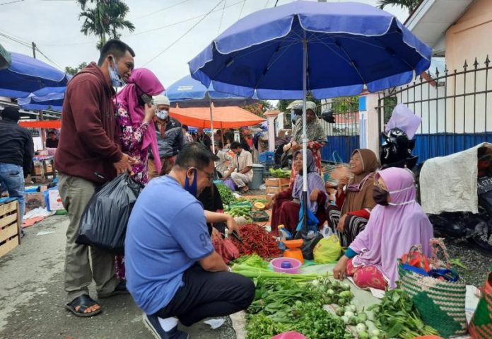 Ilustrasi pedagang kaki lima di Jakarta akan dikenakan retribusi.