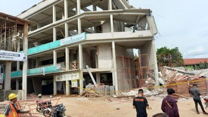 Gedung SMA 96 Jakarta yang rubuh saat pembangunan pada November 2021.