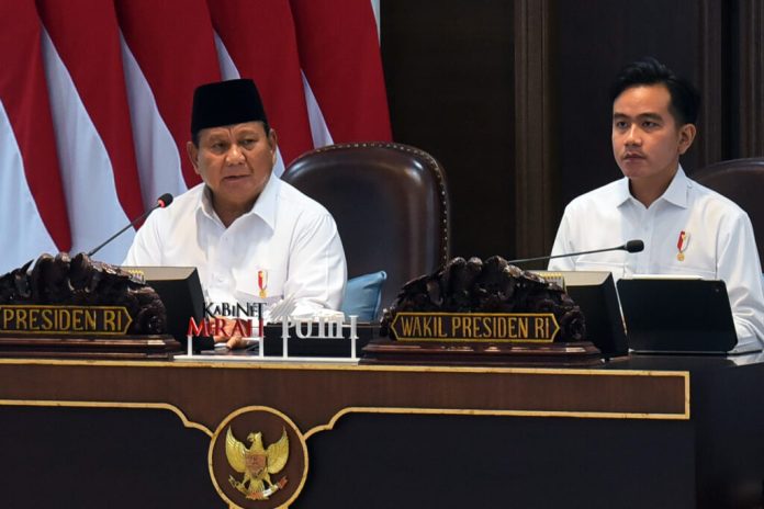 Presiden Prabowo Subianto dan Wakil Presiden Gibran Rakabuming Raka saat memimpin Sidang Kabinet Paripuran di Istana Kepresidenan, Senin (2/12/2024).