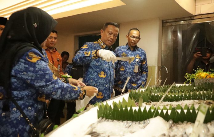 Wali Kota Jakarta Selatan Munjirin mengecek bahan pangan dari zat berbahaya yang dijual di pasar dan sawalayan, Kamis (19/12/2024).