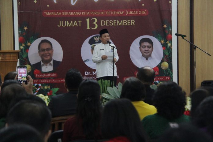 Kepala Bagian Kesejahteraan Rakyat Jakarta Selatan, Khabib Asyngari memberikan sambutan dalam Perayaan Natal ASN 2024, Jumat (13/12/2024).