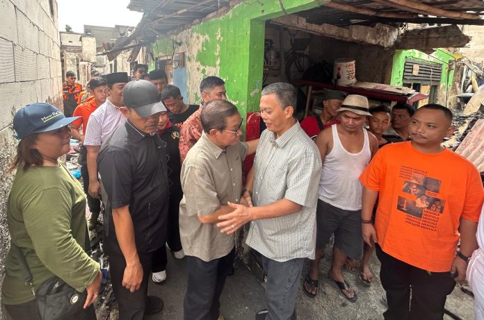 Ketua Tim Pemenangan Pram-Doel, Prasetyo Edi Marsudi saat meninjau lokasi kebakaran di kawasan Kemayoran, Jakarta Pusat, pada pekan lalu.