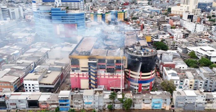 Kondisi gedung Glodok Plaza yang hangus terbakar.