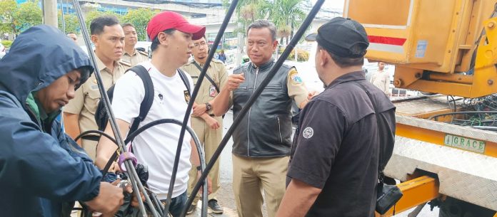 Wali Kota Jaksel Munjirin turun langsung mengecek perapihan kabel udara di kawasan Tebet, Jakarta Selatan, Senin (20/1/2025).