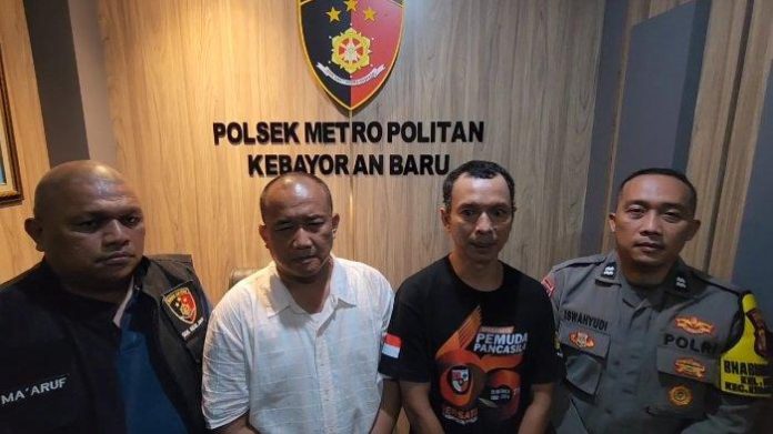 Polisi mengamankan oknum anggota ormas yang melarang pengunjung membuat konten di Taman Literasi Blok, Jakarta Selatan.