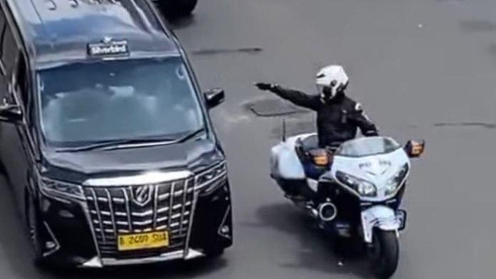 Tangkapan layar aksi petugas patwal mobil pelat RI-36.