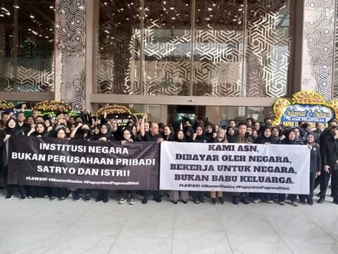 Pegawai Kemendikti Saintek saat demo di depan kantornya, Senin (20/1/2025).