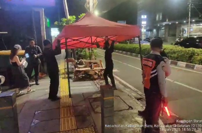 Petugas Sudin Perhubungan Jakarta Selatan menertibkan lokasi parkir liar dan tenda posko parkir di Jalan Wolter Monginsidi, Kebayoran Baru, Jaksel, Kamis (16/1/2025) malam.