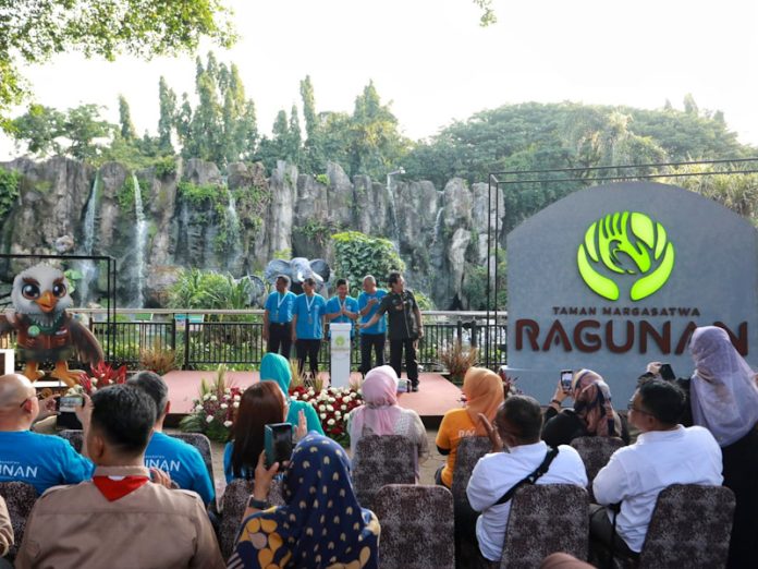 Pj Gubernur DKI Jakarta Teguh Setyabudi dan jajarannya saat peluncuran logo dan maskot baru TM Ragunan, Rabu (8/1/2025).