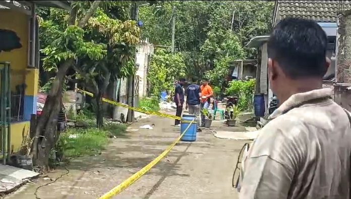 Polisi olah TKP di lokasi tewasnya aktor Sandy Permana.