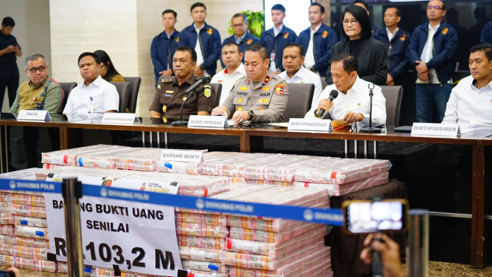 Bareskrim Polri memamerkan uang Rp 103 miliar hasil pencucin uang kasus judi online, Kamis (16/1/2025).