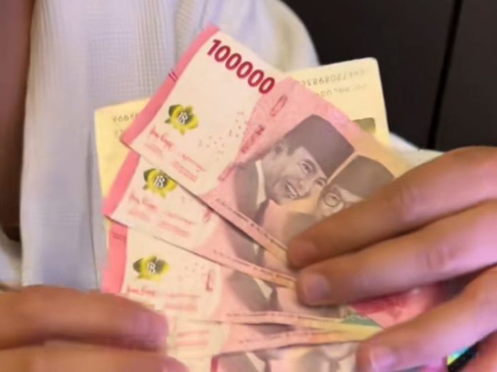 Tangkapan layar: WNA China memperlihatkan uang Rp 500 ribu agar lolos pemeriksaan di Bandara Soetta.