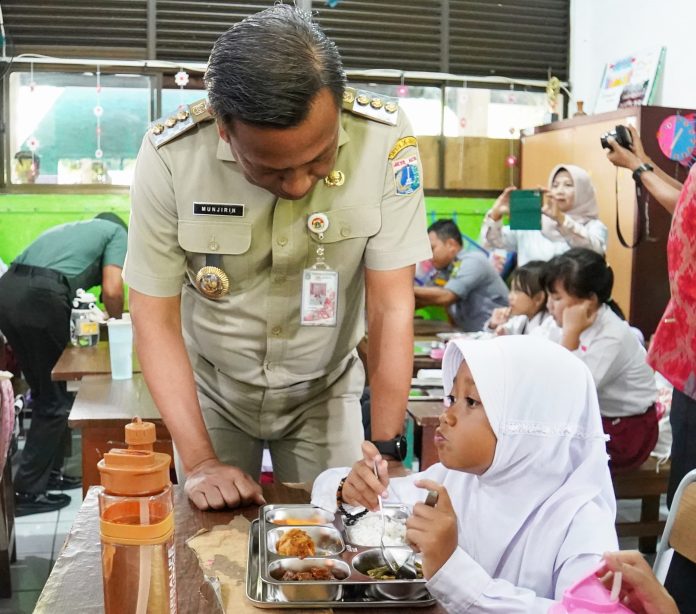 Wali Kota Jaksel Munjirin saat meninjau program MBG di SDN 01 Bangka, Mampang Prapatan, Senin (13/1/2025).