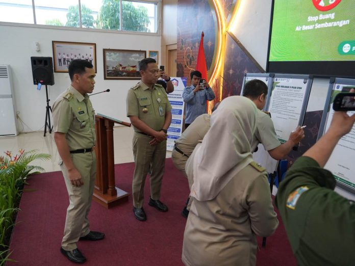 Wal Kota Jaksel Munjirin dan Camat Tebet Dyan Airlangga menyasikan penandatanganan komitmen para lurah stop BAB sembarangan.