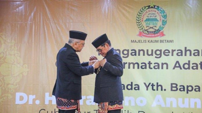 Ketua Dewan Adat Majelis Kaum Betawi Fauzi Bowo menyematkan pin kuku macan kepada Gubernur Jakarta Pramono Anung, Sabtu (1/2/2025).