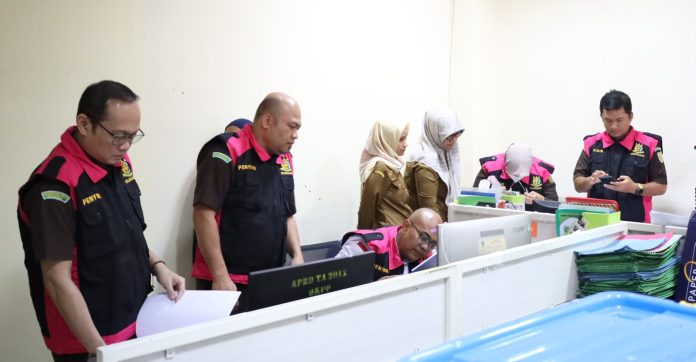 Tim Kejaksaan Tinggi Banten menggeledah Kantor Dinas Lingkungan Hidup Tangsel terkait dugaan korupsi pengelolaan sampah tahun 2024, Senin (10/2/2025).