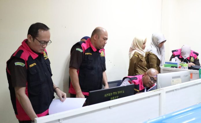 Tim Kejaksaan Tinggi Banten menggeledah Kantor Dinas Lingkungan Hidup Tangsel terkait dugaan korupsi pengelolaan sampah tahun 2024, Senin (10/2/2025).