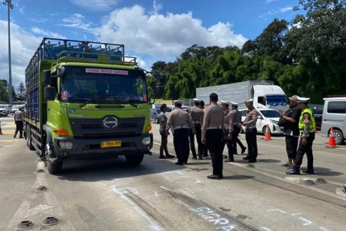 Polisi olah TKP di lokasi kecelakaan Gerbang Tol Ciawi.