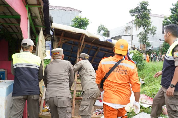 Pemerintah Kota Jakarta Selatan menertibkan bangunan liar yang dijadikan tempat pemancingan liar di Jalan Kemenyan I, Kelurahan Ciganjur, Jagakarsa, Senin (17/2/2025).