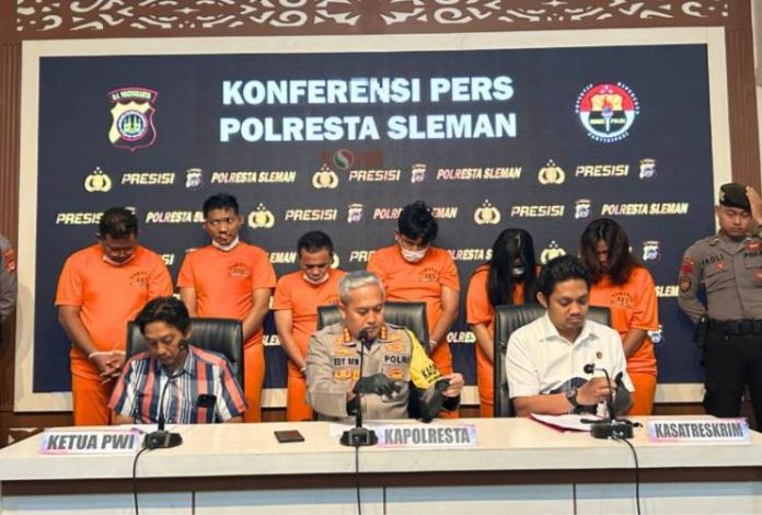 Polresta Sleman menangkap enam waartawan gadungan atas dugaan memeras mamah muda usai keluar dari hotel, Sabtu (15/2/2025).