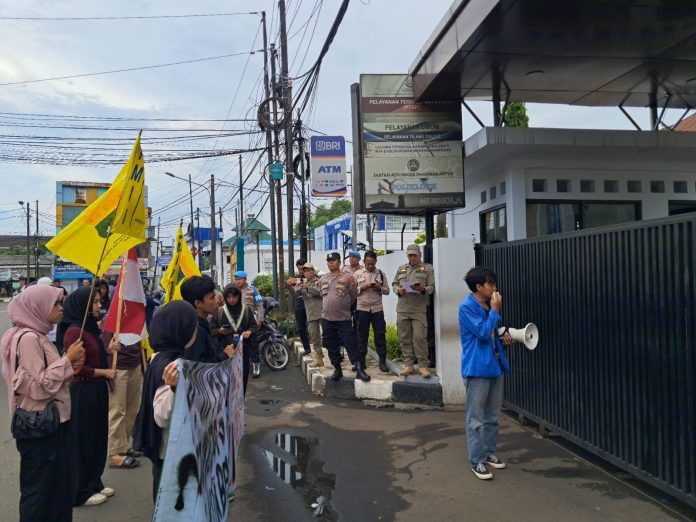 Mahasiswa Universitas Pertiwi saat menggeruduk Kantor Kejari Kota Bekasi, Senin (24/2/2025).