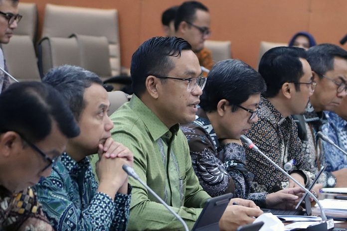 Dirut Pertamina Simon Aloysius Mantiri dan jajaran saat rapat dengan Komisi VI DPR, Selasa (11/3/2025).